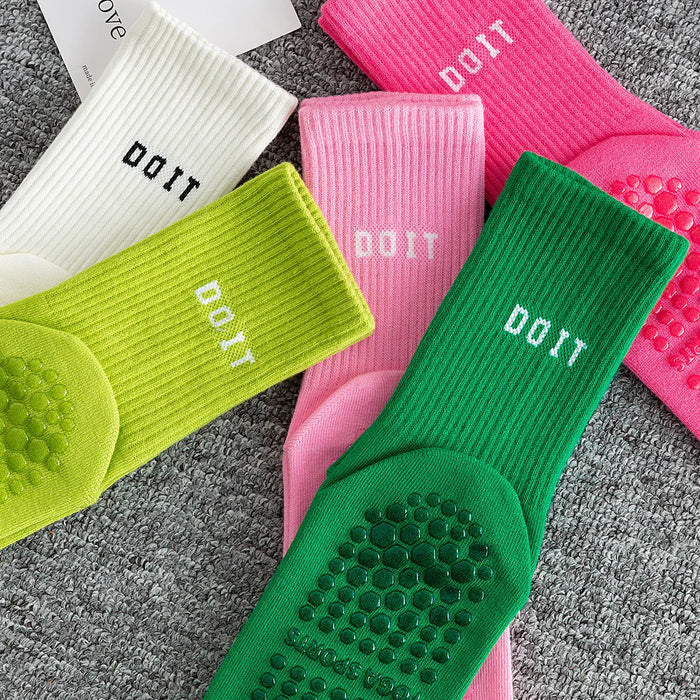 womens-fitness-floor-socks-trend-mid-length-yoga-socks-sports-socks-sweat-absorbing-and-breathable-pilates-socks