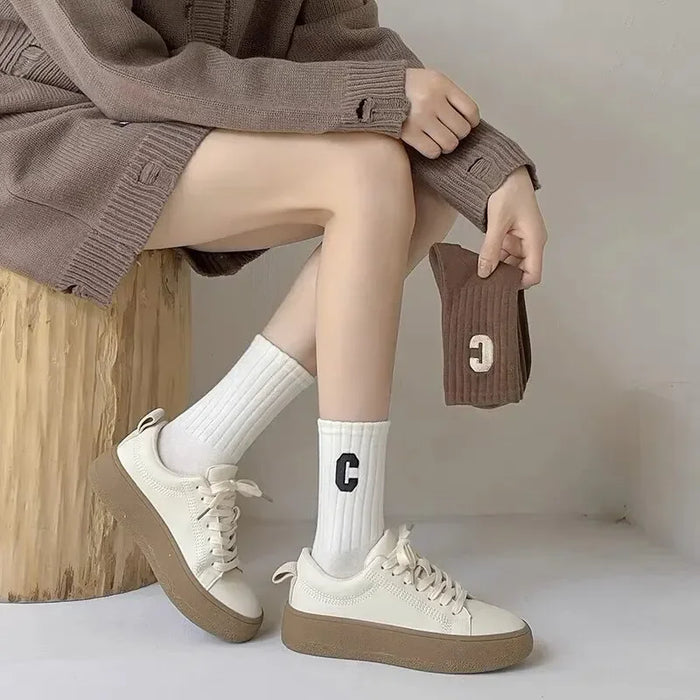 5-pairs-of-womens-c-letter-printed-socks-fashionable-and-versatile-mid-length-socks-casual-and-comfortable-sports-socks